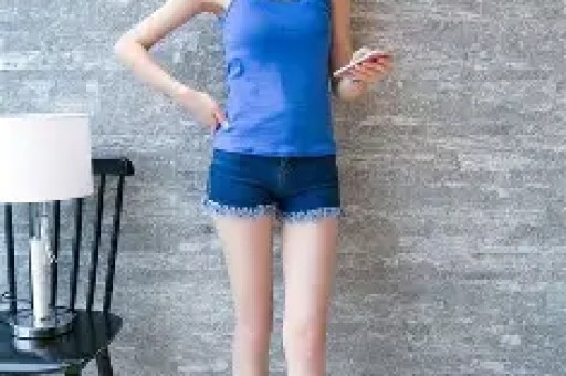 成龙跟儿子罕见同框43岁房祖名被曝生病戴帽子掩盖病情